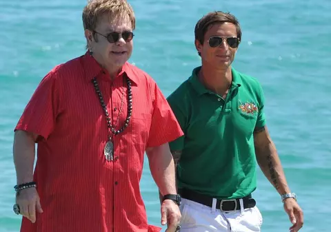 Elton John a primit 1 milion de dolari pentru a cânta la nunta unui realizator de radio homofob