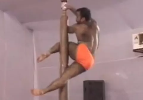Video | Indienii dansează surprinzător de bine la bară
