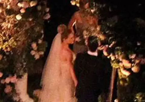 Hilary Duff s-a măritat cu Mike Comrie 