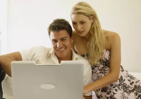 Adulţii care au Internet acasă îşi găsesc mai uşor parteneri