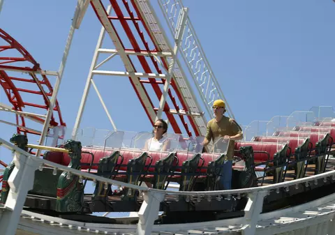 Record: un american de 78 de ani a făcut 4.000 de curse cu montagne russe