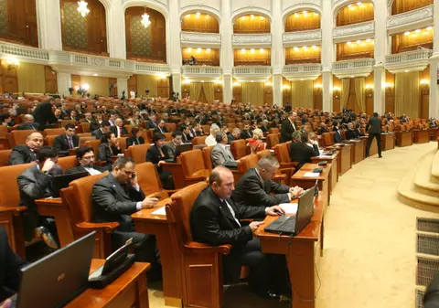 EXCLUSIV/ Cheltuielile Camerei Deputaților, în 2016: Instalații de măsurare a trăsnetului, de 81.000 de lei, și perdele de aer cald, în valoare de 44.000 de lei