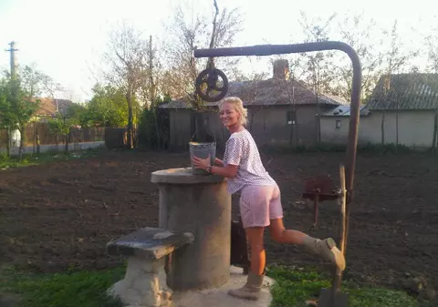Delia Matache, la ţară: "Nu contează unde te distrezi cât timp compania e plăcută"