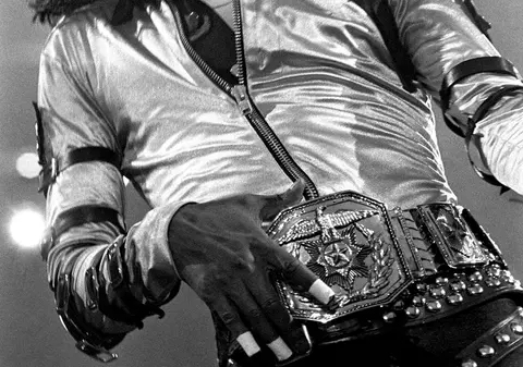 O altă mănuşă purtată de Michael Jackson, scoasă la licitaţie în China