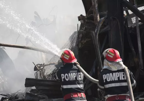 Incendiu puternic într-o parcare de TIR-uri din Deva