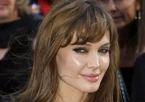 Angelina Jolie şi Brad Pitt lansează o colecţie vestimentară