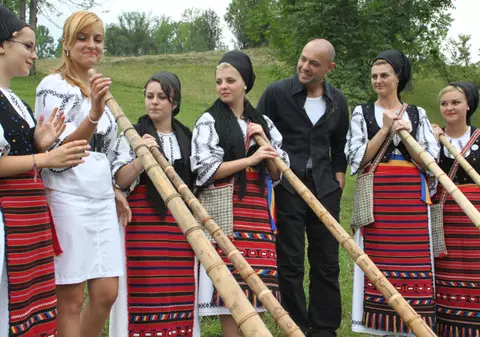Mihai Mitoşeru vrea să transforme în dive fetele de la ţară