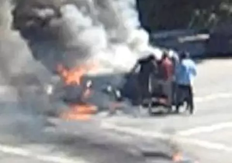 Video | Un şofer american a fost scos din maşina în flăcări de câţiva trecători