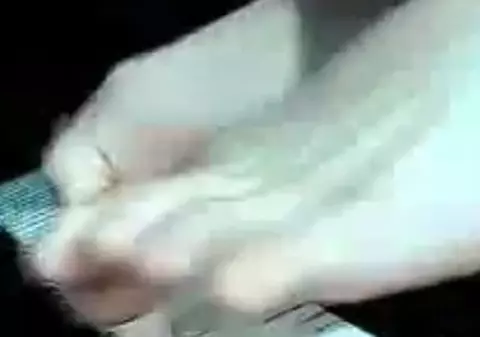 Video | Emoţionant! Un chinez fără mâini cântă la pian cu degetele de la picioare