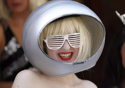 Un artist român i-a făcut o sculptură cântăreţei Lady Gaga
