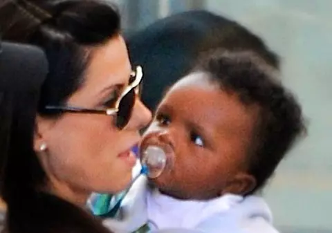 Sandra Bullock a devenit mamă cu acte în regulă 