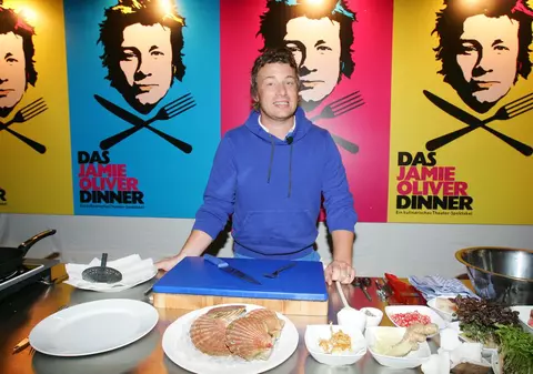 Jamie Oliver: "Am fost obligat de părinţi să ajut în bucătărie şi aşa m-am îndrăgostit de gătit"