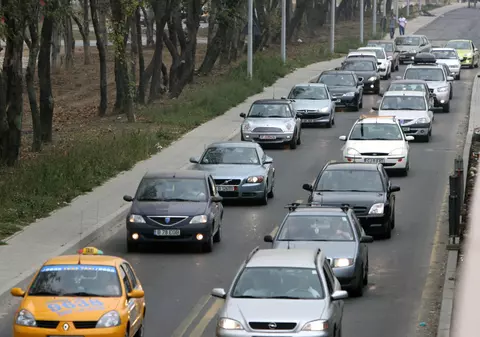 Traficul de pe DN1, deviat din cauza aglomeraţiei 