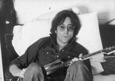 Toaleta lui John Lennon, scoasă la licitaţie la Liverpool