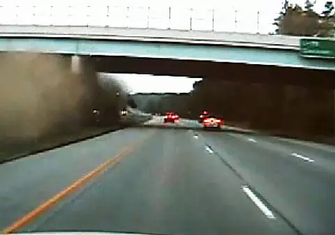 Video | Accident incredibil! O maşină se dezintegrează după ce loveşte pilonul unui pod la 160 km/h !