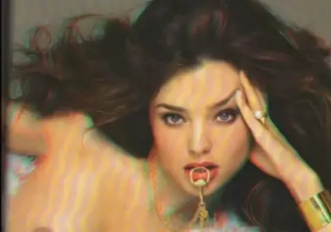 Video | Miranda Kerr, goală în revista Vogue, varianta 3D