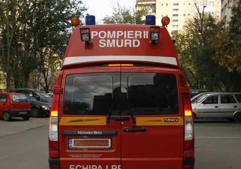 O femeie a fost lovită de o ambulanţă pe o trecere de pietoni 