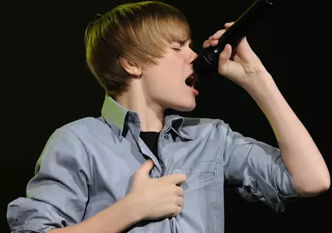Bieber îşi încurajează fanii fără bilete să încerce să intre la concert