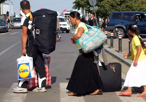 Ţiganii alungaţi din Franţa se refugiază în Italia