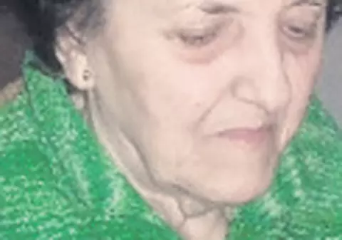Bunica Oanei Turcu locuieşte în blocurile care stau să cadă