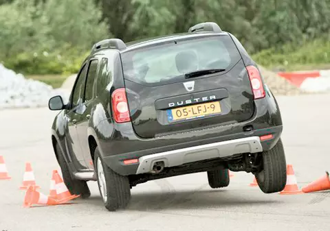 Au vrut să răstoarne Dacia Duster! Şi n-au reuşit!