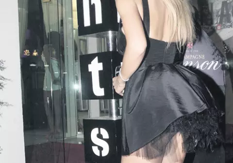 Roxana Ionescu şi-a luat job de vară: PR la un club de fiţe