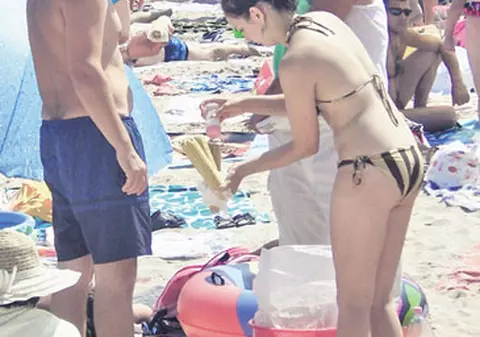 Oferte trăsnite pentru turişti: «Porumbelu’ de la mare, strânge-l tare-ntre picioare»