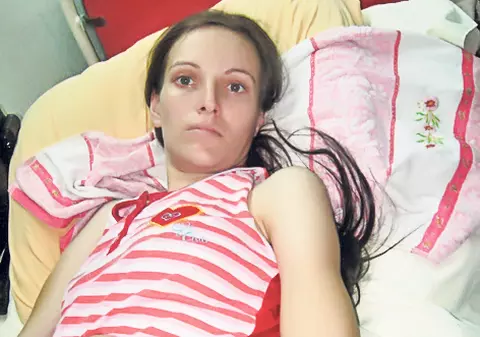 Femeia care a rămas paralizată după ce a fost înjunghiată de soţul ei gelos a născut un copil bolnav