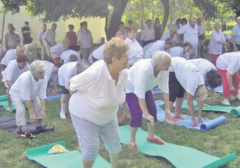 Bunicii şi bunicuţele au făcut gimnastică în parc
