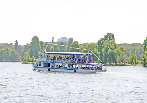 Sute de bucureşteni s-au îngrămădit la debarcaderul din Herastrău pentru o plimbare gratuită cu vaporaşul