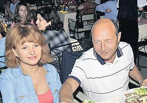 Băsescu a serbat ziua soţiei la Neptun