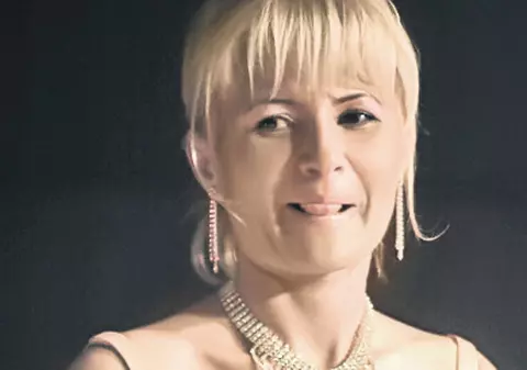 Soţia unui POLITICIAN ROMÂN se îmbracă spectaculos. E UIMITOARE de fiecare dată