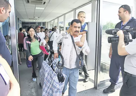 Primii ţigani goniţi din Franţa  au ajuns acasă: «Nici o săptămână nu stau în ţară!»