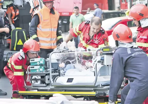 Doi dintre bebeluşi de la Maternitatea Giuleşti, hrăniţi cu lapte matern