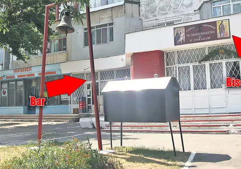 Locuitorii unui cartier din Galaţi se roagă lângă un bar, la parterul blocului