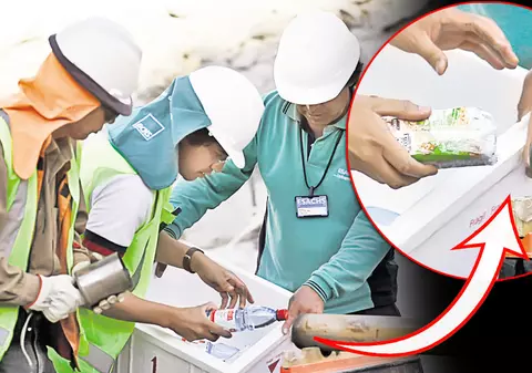 Pe această ţeavă primesc minerii apă!