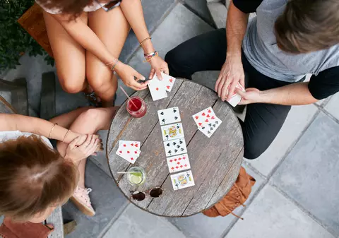 Jocuri de cărţi de jucat cu prietenii și familia. Idei de jocuri cu cărți