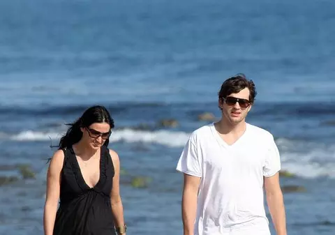 Ashton Kutcher nu recunoaşte că şi-ar fi înşelat soţia
