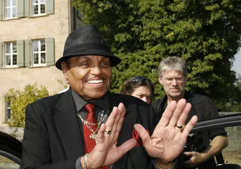 Joe Jackson:"L-am bătut pe Michael ca să nu devină gangster"