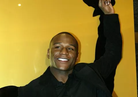 Floyd Mayweather, dat în urmărire pentru violenţe conjugale 
