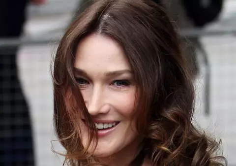 Carla Bruni îşi ia foştii iubiţi în vacanţă