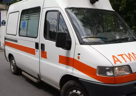 Un copil a murit după ce a căzut cu abdomenul într-un gard de fier
