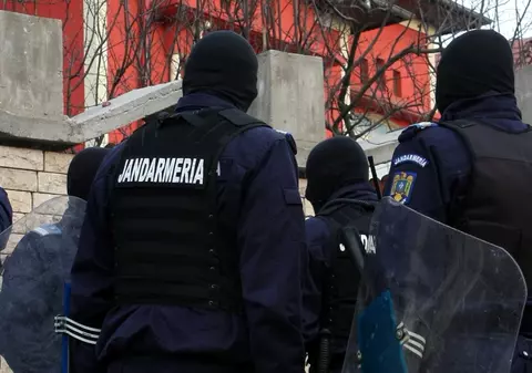 Un jandarm şi un poliţist, reţinuţi pentru trafic de droguri 