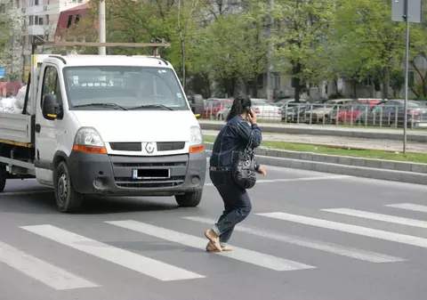 Femeie lovită pe trecerea de pietoni de un taxi, la Galați