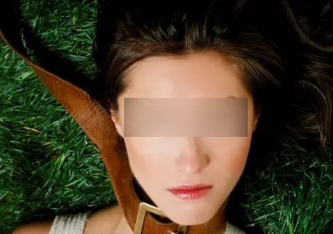Găsită spânzurată şi cu venele tăiate, într-o pensiune grecească