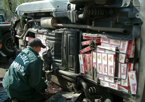 Două milioane de pachete de țigări au fost descoperite în pereții falși ai unui TIR