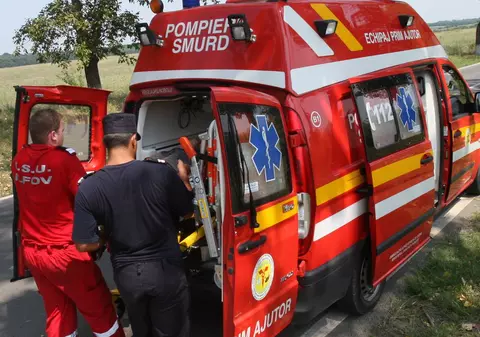 A omorât un om şi a rănit alţi doi după ce a a intrat cu maşina într-o staţie de autobuz