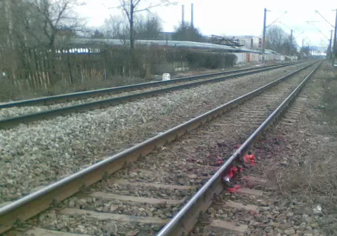 Un adolescent a murit după ce a sărit dintr-un tren în care s-a urcat din greşeală