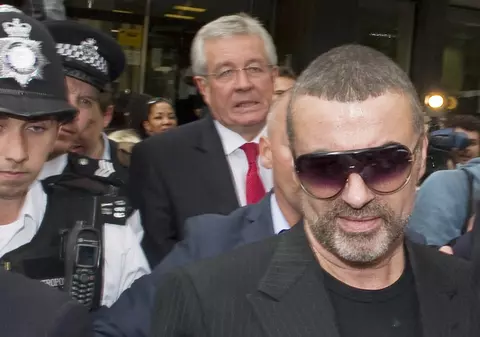 George Michael ‘plânge ca un copil' în închisoare