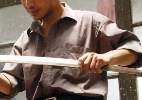 Un bărbat înarmat cu o sabie a intrat în sediul Poliţiei de Frontieră din Moldova Nouă 